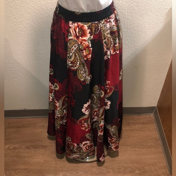 *NWT* C EST. 1946 Chic Paisley Maxi Skirt - Red and Black - Picture 7 of 9